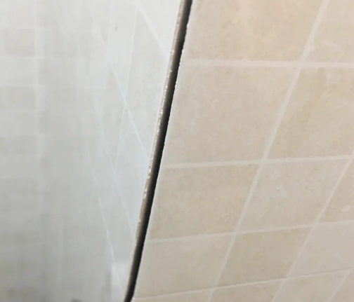 宾阳瓷砖空鼓维修公司分享阳台瓷砖脱落的修复过程可以分为以下几个步骤