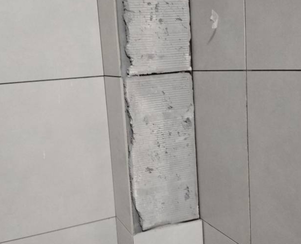 宾阳瓷砖空鼓维修公司分享下瓷砖施工前基层浇水润湿程度不足，可能导致以下问题